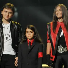 Los hijos de Michael Jackson, Prince, Blanket y Paris, posan en el escenario.