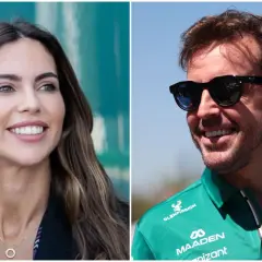 Fernando Alonso, piloto de Aston Martin, sonríe junto a su pareja, Andrea Schlager.