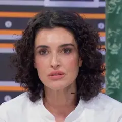 Blanca Romero, con su característica melena rizada, mira fijamente a la cámara.