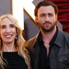 Aaron Taylor-Johnson y su pareja, Sam Taylor-Johnson, sonríen a la cámara.