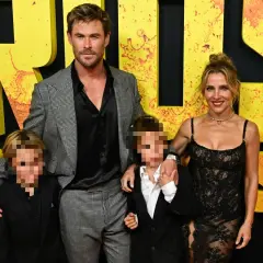 Chris Hemsworth con su esposa e hijos, los hijos de Chris Hemsworth, posan en una alfombra amarilla.