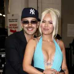 El novio de Karol G, Feid, abraza a la cantante mientras posan juntos.