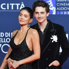 Kylie Jenner y Timothée Chalamet, elegantes en la alfombra roja.