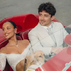 Charles Leclerc y su novia, radiantes en un coche rojo, celebran su amor con un tierno golden retriever.