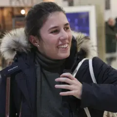 Teresa Urquijo y Moreno sonríe, abrigada con una parka de pelo, lista para su viaje.