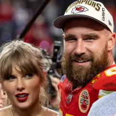 Travis Kelce, con gorra de campeones, sonríe junto a Taylor Swift, celebrando un momento especial.