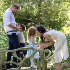 Harry y Meghan disfrutan un momento tierno con sus hijos en un puente de jardín.