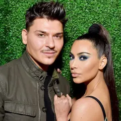 Mario Dedivanovic, maquillador de Kim Kardashian, posa con ella.