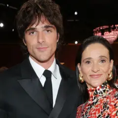 Jacob Elordi y su posible jacob elordi girlfriend, ambos elegantes en un evento.