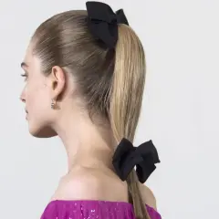 Coleta para invitada boda con dos lazos negros. Un peinado elegante y moderno, perfecto para una ocasión especial.