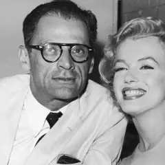 Marilyn Monroe sonríe junto a su cónyuge, Arthur Miller, un dramaturgo con gafas.