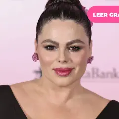 Marisa Jara, antes delgada, luce un maquillaje glamuroso y pendientes llamativos en un evento.