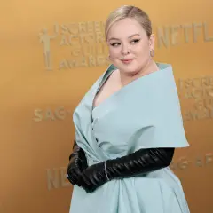 Nicola Coughlan, con su altura destacada, posa con un elegante vestido azul pálido y guantes negros en los Screen Actors Guild Awards.