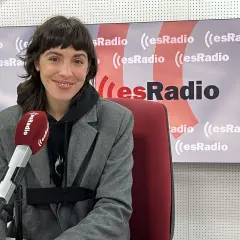 Silma López sonríe ante el micrófono de esRadio, lista para compartir sus historias.