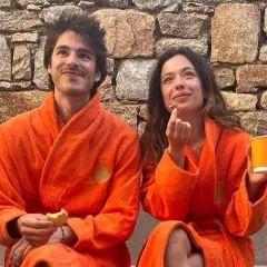 Anna Castillo y su pareja disfrutan de un momento relajado con batas naranjas, galletas y café.