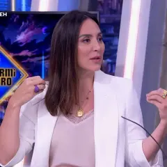 Tamara Falcó, con su estatura elegante, habla en El Hormiguero con un blazer blanco y joyas doradas.