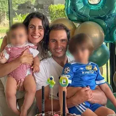 Familia feliz celebrando el cumpleaños de su hijo. Rafael Nadal sonríe junto a su esposa e hijos, rodeados de globos y un pastel.
