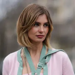 Mujer con corte de pelo bob escalonado, ideal para cortes de pelo para dar volumen al pelo fino.