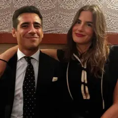 Pareja sonriente, él con traje y corbata de puntos, ella con vestido negro. Blanca Llandres, un momento íntimo capturado.