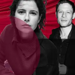 Jessie Buckley y su pareja, con un fondo rojo dramático.
