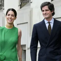 Los duques de Huéscar, Sofía Palazuelo y Fernando Fitz-James Stuart, sonríen mientras pasean.