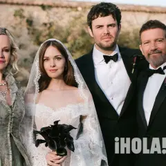 La novia, su novio, la madre de la novia y Antonio Banderas posan juntos en una boda.