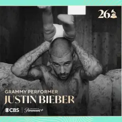Justin Bieber, tatuado y con su bebé sobre la cabeza, anuncia su participación como artista en los Grammy 2026.