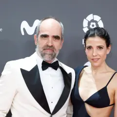 Luis Tosar y su pareja posan en la alfombra roja. Él, con esmoquin blanco y ella, con un elegante vestido negro.