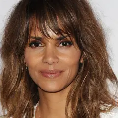Halle Berry luce un favorecedor shaggy corte con capas y flequillo desordenado, enmarcando su rostro.