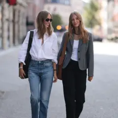Dos mujeres pasean por la calle, un ejemplo de cómo vestir en otoño en España con estilo casual y elegante.
