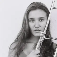 Rita Payés, joven trombonista, posa con su instrumento.