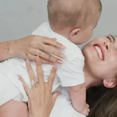 Hailey Bieber ríe mientras abraza a su hijo, un momento tierno que recuerda a la familia de Justin Bieber hijo.
