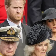 Meghan y Harry, junto a la realeza, en un solemne evento.