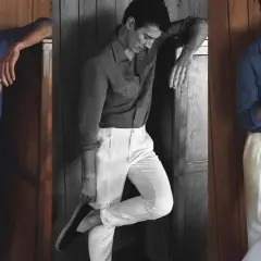 Hombre con camisa azul y pantalón blanco, un look ideal que combinar con pantalón blanco hombre para un estilo veraniego.