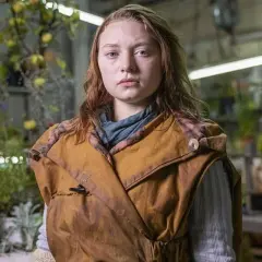 Mia Threapleton, con su mirada seria, posa en un invernadero lleno de plantas.