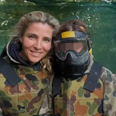 Elsa Pataky y su hija, listas para la acción en paintball. ¡Aventura familiar!
