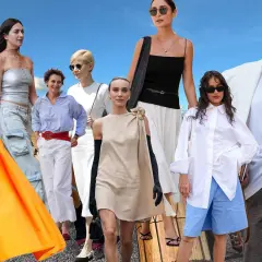 Modelos lucen un elegante outfit verano con faldas vibrantes, pantalones cargo y vestidos vaporosos.