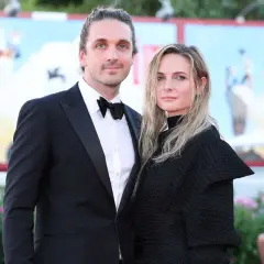 Rory St. Clair Gainer y su pareja posan en la alfombra roja. Él, con esmoquin, y ella, con un elegante vestido negro.