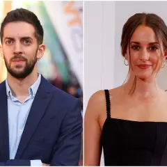 El presentador Broncano y su novia, la actriz y presentadora, posan para la cámara.