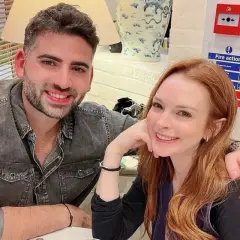 Bader Shammas y Lindsay Lohan sonríen a la cámara, compartiendo un momento íntimo.