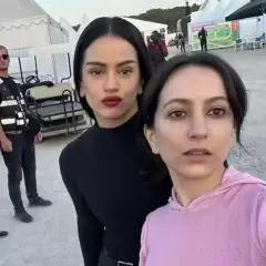 Pili y su hermana Rosalía, listas para el concierto. Detrás, seguridad y carritos de golf.