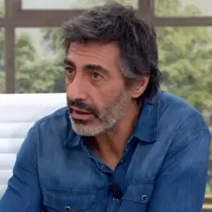 Juan del Val, con su característica barba y camisa vaquera, reflexiona en un plató de televisión.