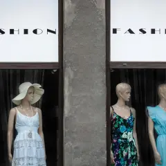 Maniquíes exhiben ropa de verano, un escaparate que celebra el derecho de la moda.