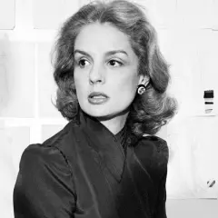 Carolina Herrera, rodeada de bocetos de moda, inspira con su mirada.