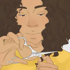Mujer con cabello castaño rizado a capas, cortándose el pelo con tijeras.
