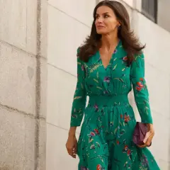Letizia Ortiz luce un elegante vestido verde estampado con flores, portando un bolso morado.