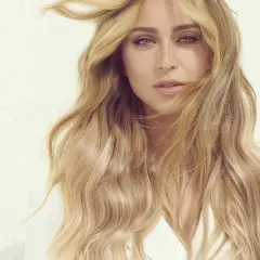 La **belleza Paula Badosa** deslumbra con su melena rubia y mirada cautivadora, un retrato que evoca elegancia y serenidad.