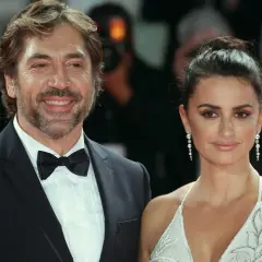 Javier Bardem y Penélope Cruz, padres de dos hijos, posan sonrientes en un evento.