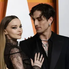 Damiano David y su pareja, luciendo elegantes y cercanos, capturan la atención en un evento.