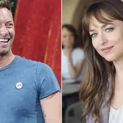 Chris Martin sonríe con una camiseta azul, mientras Dakota Johnson posa con un blazer a cuadros.
